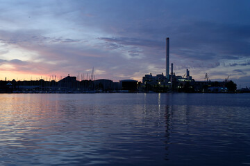 Obraz premium Waterfront Industrial Scene at Flensburg harbor at Dusk