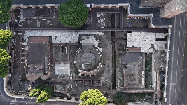 I Templi Romani dell'Area Sacra di Largo di Torre Argentina. Roma, Italia
Vista aerea della piazza e degli scavi archeologici dell'Area Sacra.
