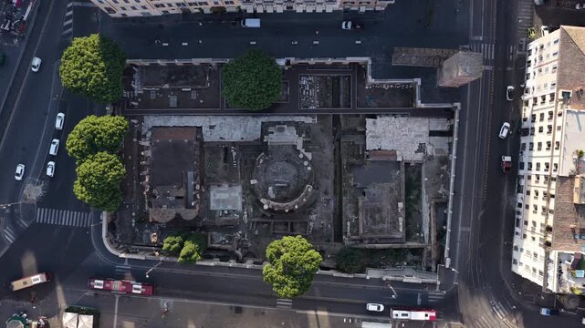 I Templi Romani dell'Area Sacra di Largo di Torre Argentina. Roma, Italia
Vista aerea della piazza e degli scavi archeologici dell'Area Sacra.
