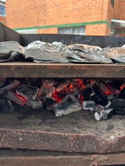 Carbón en brasero para asar alimentos