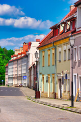 Dolnośląskie, średniowieczne miasto Wleń.Rząd kamienic w uliczce obok rynku.