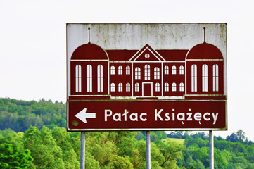 Pałac we Wleniu (niem. Schloss Kleppelsdorf) – zabytkowy Pałac książęcy wybudowany został w XVI w.Tablica informacyjna przy drodze. © Pol Badger