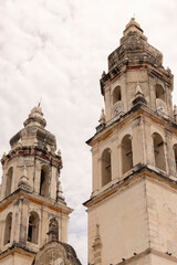 Fototapeta premium Beautiful Spanish colonial architecture and church in the city center of Campeche, Mexico.