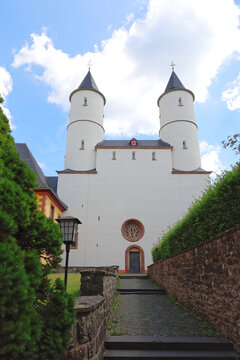  Basilika St. Potentinus mit Doppelt&uuml;rmen von Kloster Steinfeld in Kall, Eifel