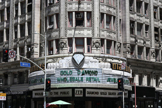 LOS ANGELES, CALIFORNIA - 30 JULY 2025: JTB God and Diamond store in Jewelry District of Downtown Los Angeles .