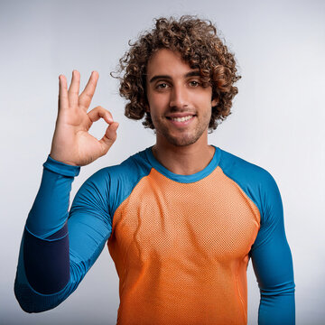 Imagen Generada en AI, Hobre joven deportista haciendo se&ntilde;al de ok