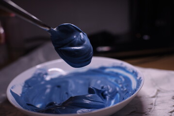 Kolorowa masa cukrowa, tort i barwniki