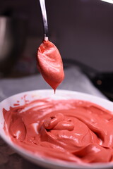 Kolorowa masa cukrowa, tort i barwniki