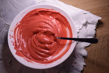 Kolorowa masa cukrowa, tort i barwniki