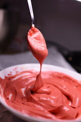 Kolorowa masa cukrowa, tort i barwniki