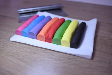 Kolorowa masa cukrowa, tort i barwniki