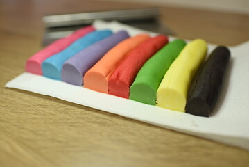 Kolorowa masa cukrowa, tort i barwniki