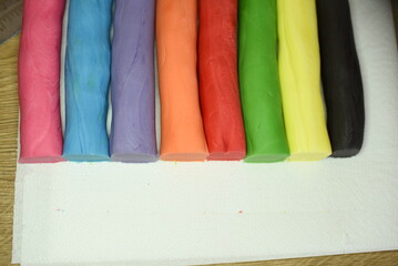 Kolorowa masa cukrowa, tort i barwniki