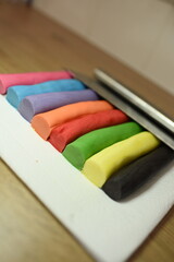 Kolorowa masa cukrowa, tort i barwniki