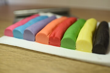 Kolorowa masa cukrowa, tort i barwniki