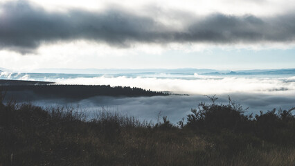 Obraz premium central otago hills covered in fog and low cloud beautiful winter landscape new zealand
