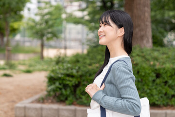 Obraz premium 外出する若い女性