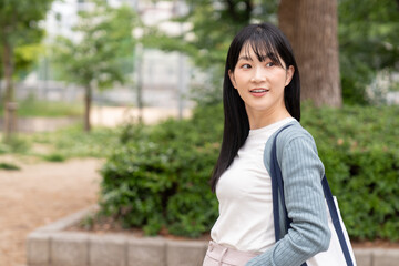 外出する若い女性