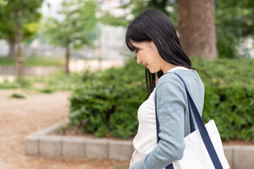 外出する若い女性