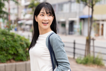外出する若い女性