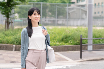 外出する若い女性