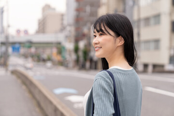 外出する若い女性