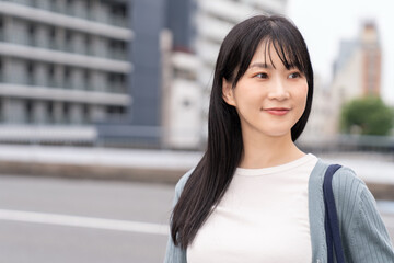 外出する若い女性