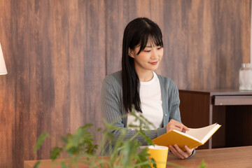 本を読む若い女性