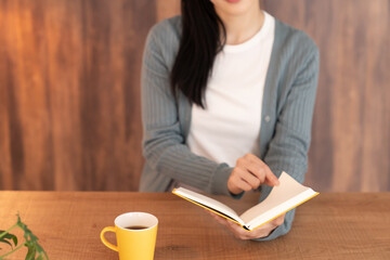 本を読む若い女性　手元