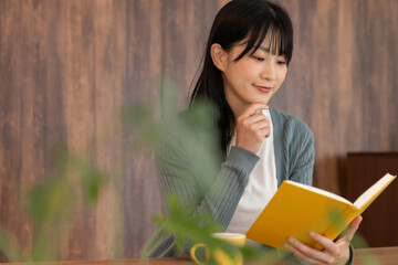 本を読む若い女性