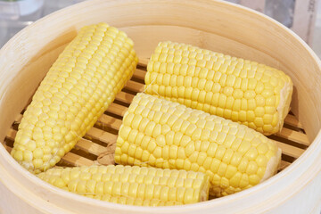 蒸篭で蒸す前のとうもろこし　ゆげあり