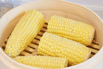 蒸篭で蒸す前のとうもろこし　ゆげあり