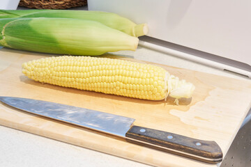 包丁で切る前のとうもろこし
