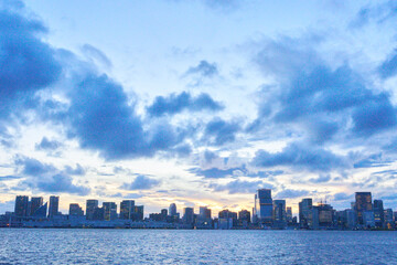 夕暮れの雲とビル