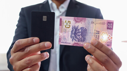 pagar con tarjeta o efectivo, invertir, inflación