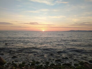 Atardecer naranja en la playa