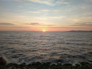 Atardecer naranja en la playa