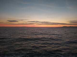 Atardecer naranja en la playa