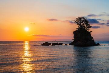 富山湾　雨晴海岸の日の出