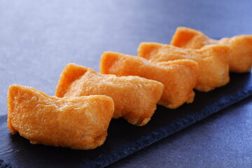 いなり寿司 - 甘辛く煮た油揚げに酢飯を詰めた稲荷寿司
