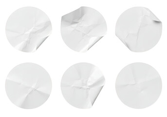 Naklejka premium A set of six round white paper stickers with various degrees of creasing and peeling are isolated on a transparent background