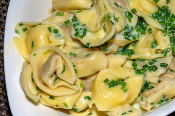 Tortellini mit feiner Kräuter-Sahne-Soße