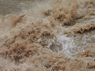 夏の川が氾濫する様子