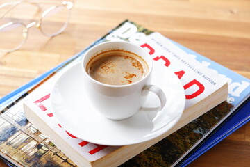 淹れたてのコーヒーを飲みながら、のんびり読書を楽しんでいるイメージ
