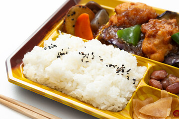 唐揚げ入り弁当と箸　白バック