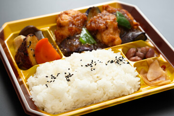 唐揚げの入ったお弁当　黒背景