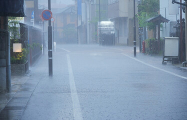 大雨の日に観光都市高山市の街の風景