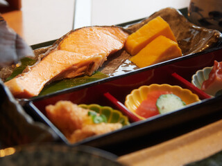 日本の観光地のホテルの朝食の鮭定食の様子