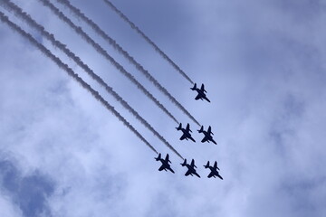 ブルーインパルス大空に舞う