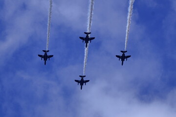 ブルーインパルス大空に舞う